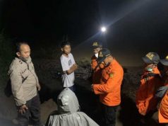 Bermain di Pinggir Sungai Bocah di Comal Hanyut