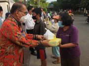Kanwil Jateng Bagikan Ratusan Takjil untuk Warga di Jalan Dr. Cipto