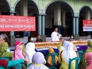 Nusron Wahid Bagikan 10 Ribu Liter Minyak Goreng Murah ke Warga Mejobo