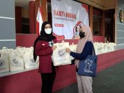 OSIS SMAN 1 Kudus Bagikan Sembako untuk Temannya yang Tak Mampu
