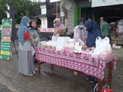 Pengurus Takmir Masjid Ar Rohman Perumda Kunden Blora Bagi Tajil Tiap Hari Selama Ramadan