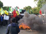Ratusan Massa dari Aliansi Mahasiswa Kudus Menggugat Gelar Demo di Pendapa