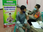 Polres Magelang Layani Vaksin Warga Usai Shalat Tarawih