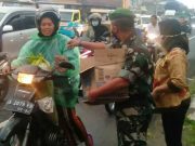 Anggota Koramil 17 Salam Berbagi Takjil bagi Pengguna Jalan