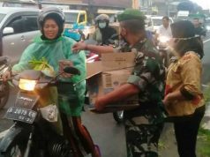 Anggota Koramil 17 Salam Berbagi Takjil bagi Pengguna Jalan