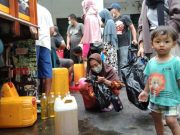 Minyak Goreng Curah Masih Langka, Operasi Pasar Diserbu Warga