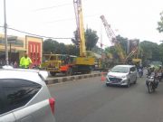 Dua Kendaraan Berat Evakuasi Truk yang Menabrak Motor dan Mobil di Banyumanik Semarang