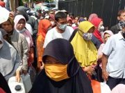 Jelang Lebaran Ratusan Warga Tegal Antri Minyak Goreng