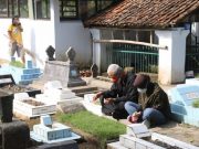 Kenakan Pakaian Adat Madura, Ganjar Nyekar ke Makam Leluhur di Purworejo