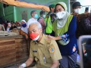 Nunggu Presiden Jokowi Datang, Ganjar Dipijit Emak-emak Pedagang Telur Asin