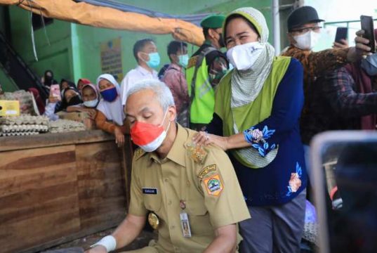 Nunggu Presiden Jokowi Datang, Ganjar Dipijit Emak-emak Pedagang Telur Asin