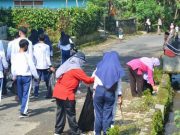 SMA Negeri 1 Kertek Ajak Siswa Pungut dan Pilah Sampah