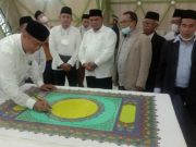 Bupati Karangnyar Tulis Huruf ‘Ba’ pada Alquran Akbar Ke-13 di Unsiq Wonosobo