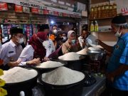Bupati Pantau Kebutuhan Pokok Masyarakat Jelang Lebaran di Pasar Bintoro Demak