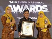 Bupati Wonosobo Terima Penghargaan Pelopor Literasi Digital atas Inovasi Sapu Lidi