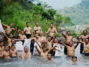 Jelang Ramadan Bupati Jepara Bersama Lima Ketua Partai Lakukan Tradisi Padusan di Sungai