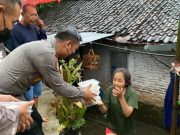 Polresta Surakarta Bagikan Ratusan Nasi Kotak dan Sembako untuk Warga