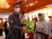 Pemkot Surakarta Bersama Alpha JWC Ventures Bagikan 23.100 Paket Beras