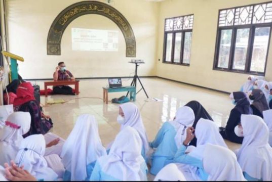 Roadshow Santri SIAP Cara Puskesmas Kedung 1 Kembangkan Hidup Sehat di Pesantren