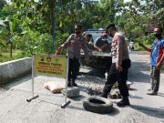 Polisi Tambal Lubang Jembatan untuk Antisipasi Kecelakaan, Itu yang Dilakukan Polsek Kedungjati
