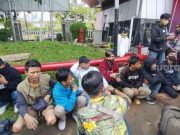 Belasan Orang Diamankan Polisi Diduga Menyamar Sebagai Mahasiswa yang Hendak Demo di KawasanDPR