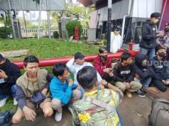 Belasan Orang Diamankan Polisi Diduga Menyamar Sebagai Mahasiswa yang Hendak Demo di KawasanDPR