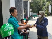 Siswa SMP Muhammadiyah PK Kottabarat Solo Bagikan Paket Sahur