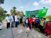 Kepala Divisi Regional Jateng Perhutani Bagikan Bingkisan Lebaran