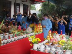 Sadranan Ala Umat Khonghucu, Ratusan Orang Hadir Sembahyang Ching Bing di Solo