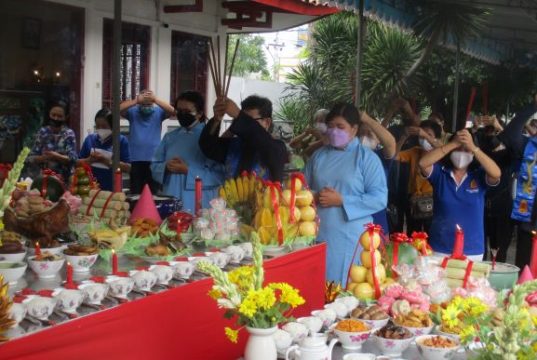 Sadranan Ala Umat Khonghucu, Ratusan Orang Hadir Sembahyang Ching Bing di Solo
