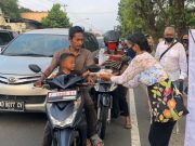 Alumni SMAN 4 Solo Angkatan 94 Bagi Sembako dan Takjil