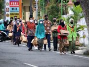 Siswa SMAN 1 Blora Bagi Takjil Ramadan dengan Mengenakan Kebaya