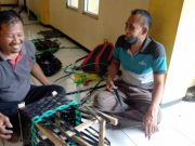 Dilatih Manfaatkan Limbah, Pemuda Blora Buat Plastik Bekas Menjadi Keranjang