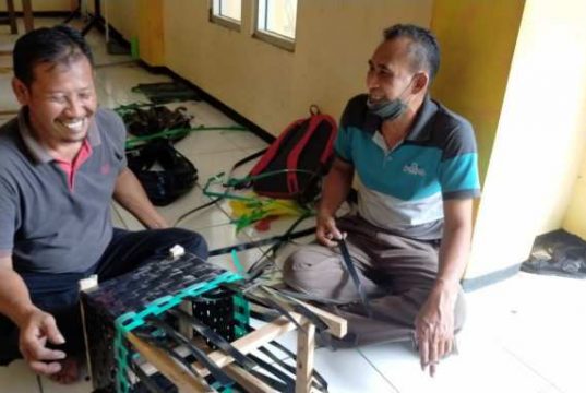 Dilatih Manfaatkan Limbah, Pemuda Blora Buat Plastik Bekas Menjadi Keranjang