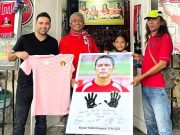 Pelatih Bola Javier Leopoldo Roca dari Chile Disuguhi Kue Putu