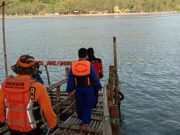 Pemancing Asal Rowokele Tergulung Ombak di Pantai Jetis