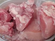 Benarkah Mencuci Ayam Mentah Tingkatkan Risiko Keracunan Makanan?