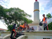 Wuih, Peringati Harkitnas Siswa SD Negeri Bumi Surakarta Mencuci Monumen