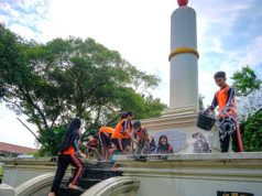 Wuih, Peringati Harkitnas Siswa SD Negeri Bumi Surakarta Mencuci Monumen