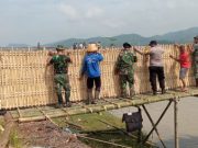 TNI dan Polri di Kebumen Kompak Bangun Jembatan Sasak