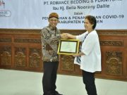 Bantu Penanganan Covid-19, Hj Bella Noorany Terima Penghargaan Bupati