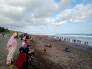 Hari Kedua Lebaran Pengunjung Serbu Pantai Lumut Puring