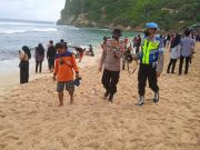 Personel TNI dan Polisi Wonogiri Amankan Wisata Lebaran Pantai Selatan