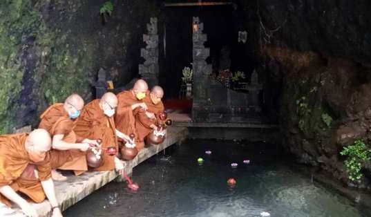 Malam 1 Sura Ini, Mari Berwisata Religi ke Umbul Jumprit di Kaki Sindoro air berkah waisak