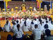 Para Bhikkhu Menyakralkan Api Dharma Waisak di Candi Mendut api dharma waisak