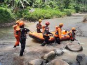 Bocah Cari Udang di Sungai Kupang Batang Hilang