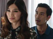 Warner Bros Sedang Garap Spin-Off ‘Crazy Rich Asians’ Astrid Leong-Teo (Gemma Chan) dan Michael (Pierre Png) dalam film "Crazy Rich Asians". Foto: Warner Bros Pictures.