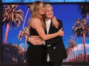 ‘The Ellen DeGeneres Show’ Berakhir, Ini Alasannya Pembawa acara Ellen DeGeneres memeluk aktris Jennifer Aniston saat episode terakhir "The Ellen DeGeneres Show", Kamis (26/5/2022). Foto: Hollywood Reporter.