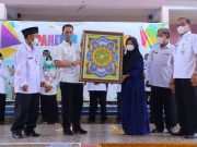 Bupati Kudus Kagumi Kaligrafi Karya Siswa SMP 2 Gebog