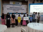 PT PLN Udiklat bersama IZI Bagikan 50 Paket Anak Sholeh untuk Yatim Dhuafa